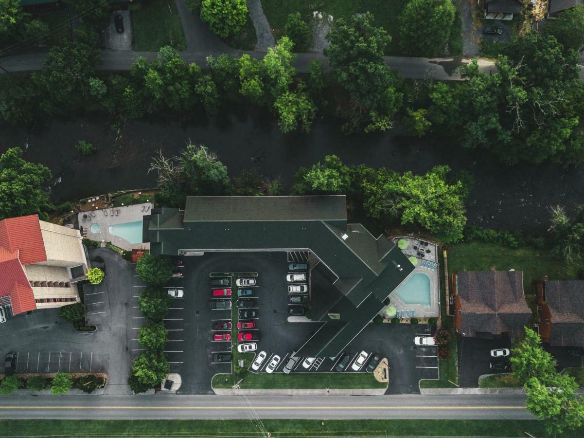 Twin Mountain & Hotel Pigeon Forge