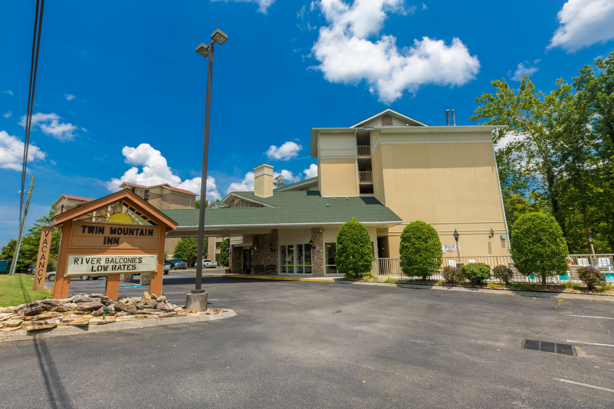 Twin Mountain & Hotel